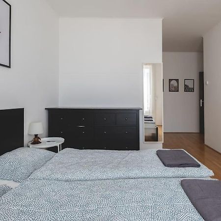 Bright Downtown Balcony Retreat Apartment Budapest Bagian luar foto