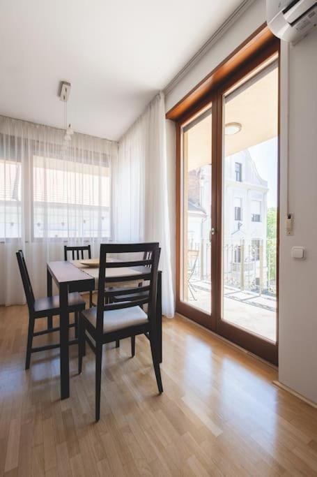 Bright Downtown Balcony Retreat Apartment Budapest Bagian luar foto
