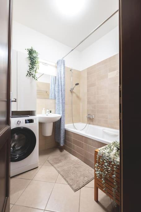 Bright Downtown Balcony Retreat Apartment Budapest Bagian luar foto