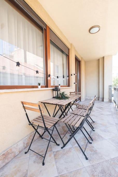 Bright Downtown Balcony Retreat Apartment Budapest Bagian luar foto