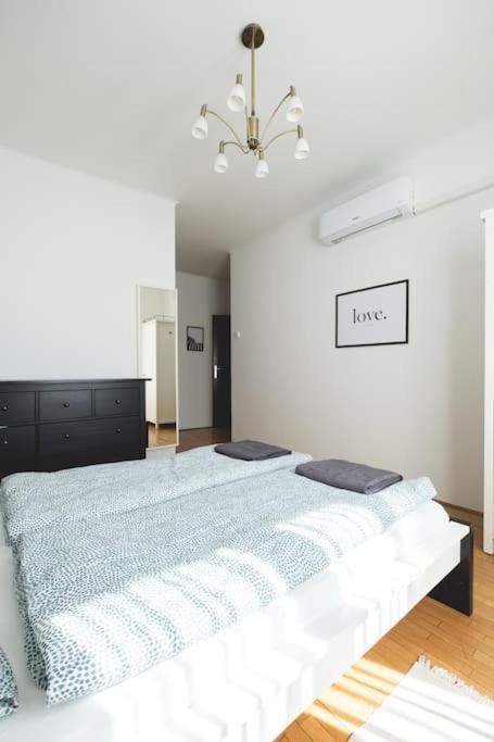 Bright Downtown Balcony Retreat Apartment Budapest Bagian luar foto