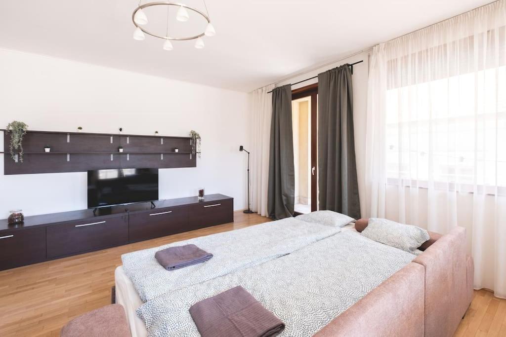 Bright Downtown Balcony Retreat Apartment Budapest Bagian luar foto