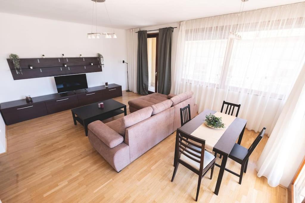 Bright Downtown Balcony Retreat Apartment Budapest Bagian luar foto