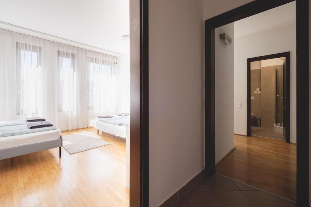 Bright Downtown Balcony Retreat Apartment Budapest Bagian luar foto
