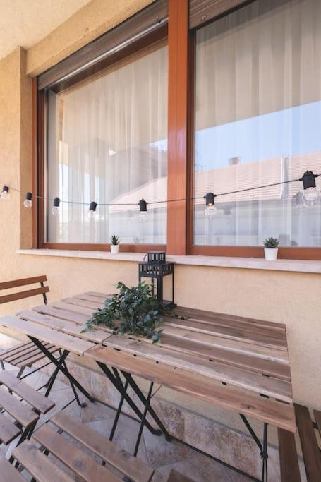 Bright Downtown Balcony Retreat Apartment Budapest Bagian luar foto