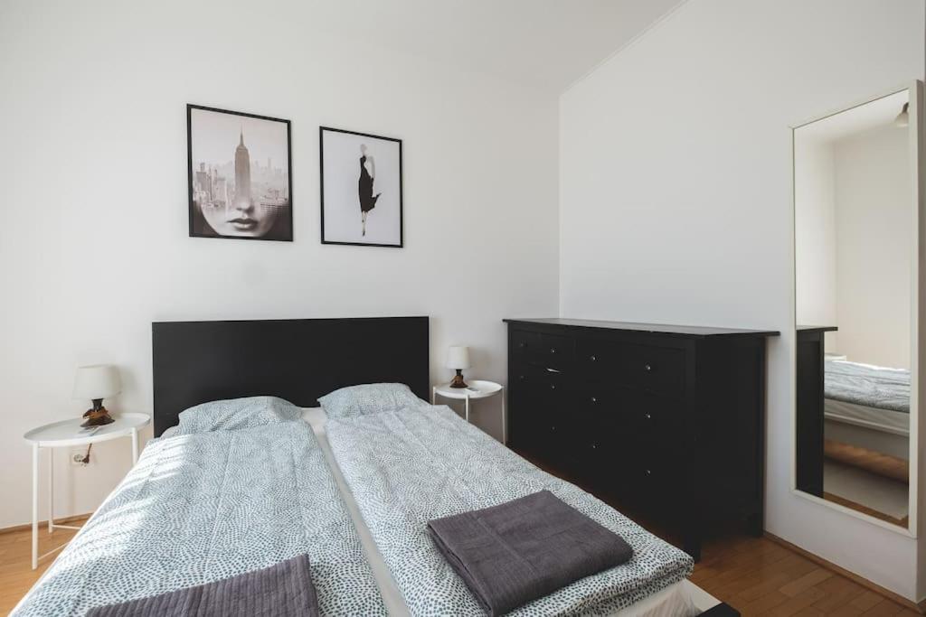 Bright Downtown Balcony Retreat Apartment Budapest Bagian luar foto