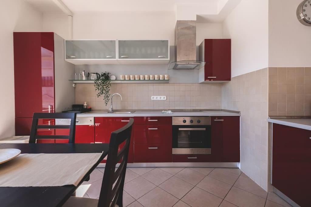 Bright Downtown Balcony Retreat Apartment Budapest Bagian luar foto