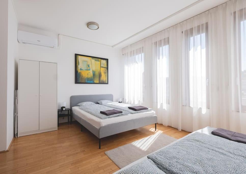 Bright Downtown Balcony Retreat Apartment Budapest Bagian luar foto
