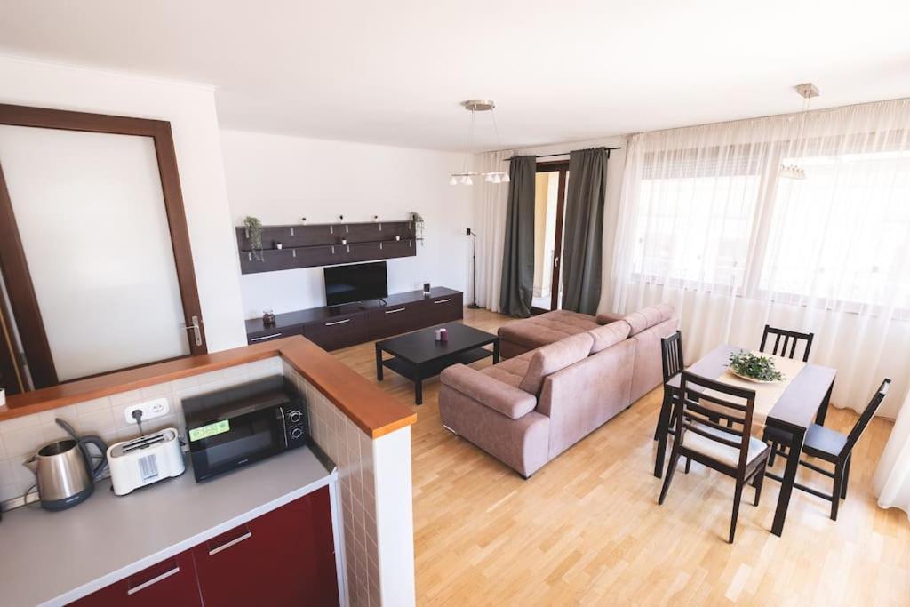 Bright Downtown Balcony Retreat Apartment Budapest Bagian luar foto