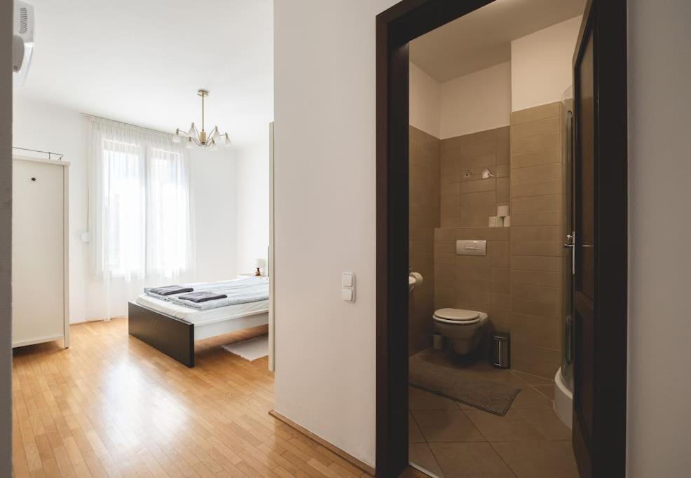 Bright Downtown Balcony Retreat Apartment Budapest Bagian luar foto