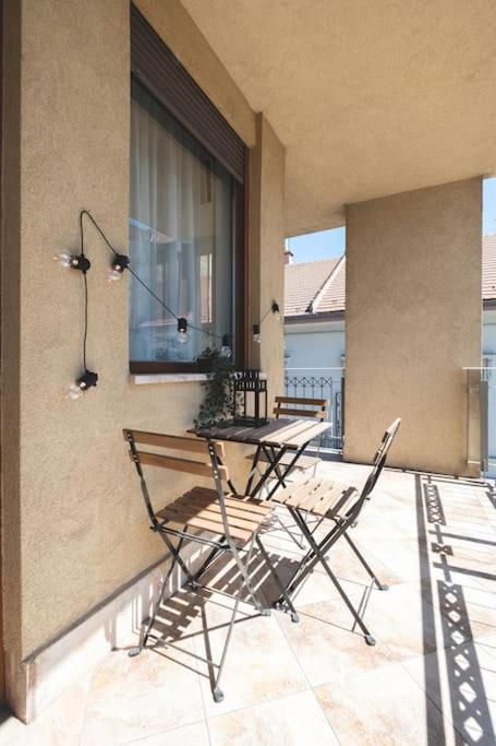 Bright Downtown Balcony Retreat Apartment Budapest Bagian luar foto