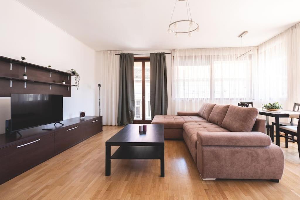 Bright Downtown Balcony Retreat Apartment Budapest Bagian luar foto