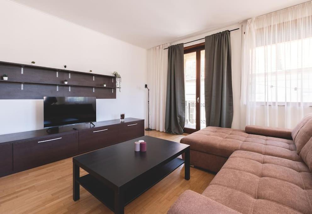 Bright Downtown Balcony Retreat Apartment Budapest Bagian luar foto