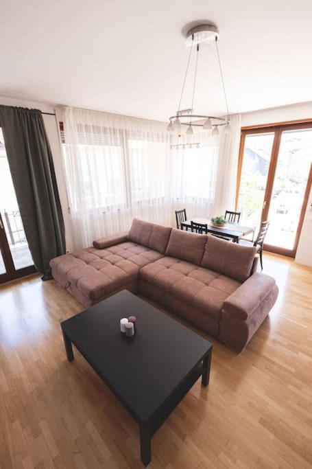 Bright Downtown Balcony Retreat Apartment Budapest Bagian luar foto