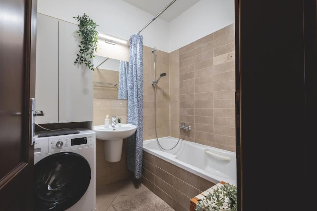 Bright Downtown Balcony Retreat Apartment Budapest Bagian luar foto