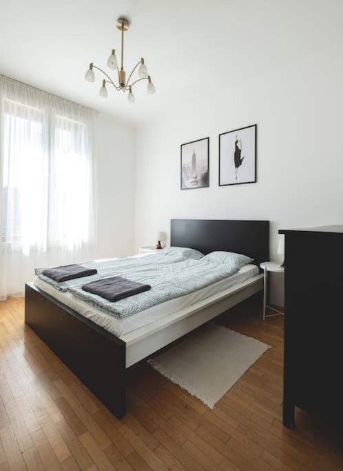 Bright Downtown Balcony Retreat Apartment Budapest Bagian luar foto