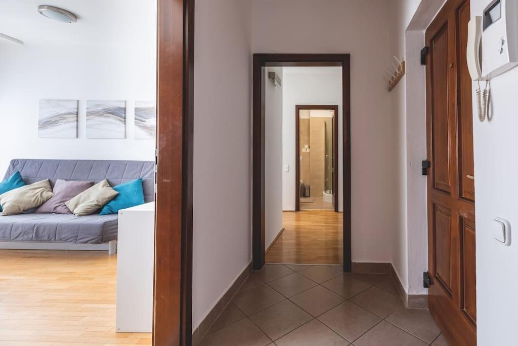 Bright Downtown Balcony Retreat Apartment Budapest Bagian luar foto