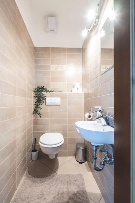 Bright Downtown Balcony Retreat Apartment Budapest Bagian luar foto