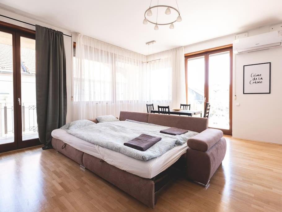 Bright Downtown Balcony Retreat Apartment Budapest Bagian luar foto