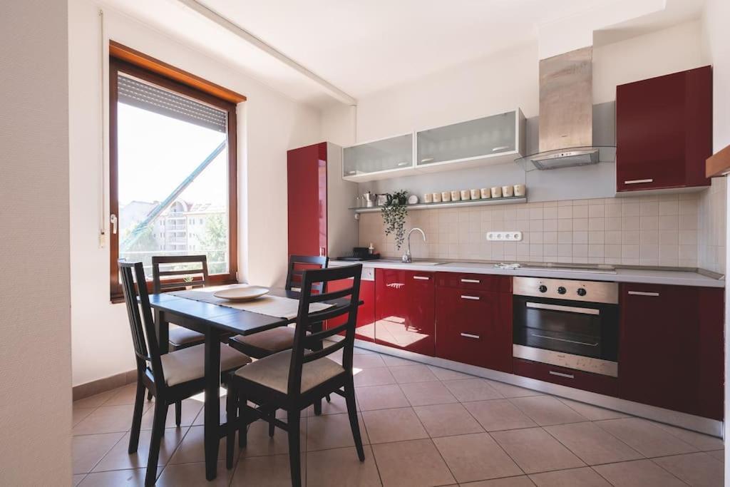 Bright Downtown Balcony Retreat Apartment Budapest Bagian luar foto
