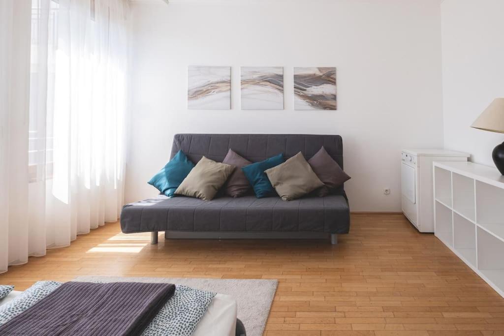 Bright Downtown Balcony Retreat Apartment Budapest Bagian luar foto